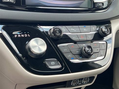 Used 2024 Chrysler Pacifica Touring-L image 20