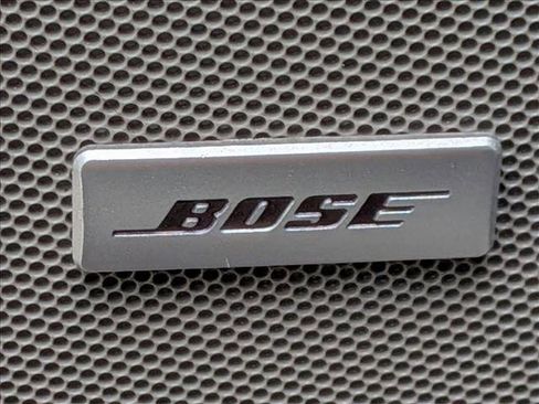 Used 2024 GMC Yukon SLT w/ SLT Luxury Package image 18