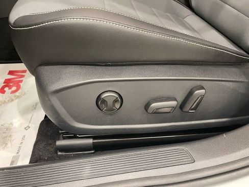 Certified 2025 Volkswagen Jetta SE FWD image 9