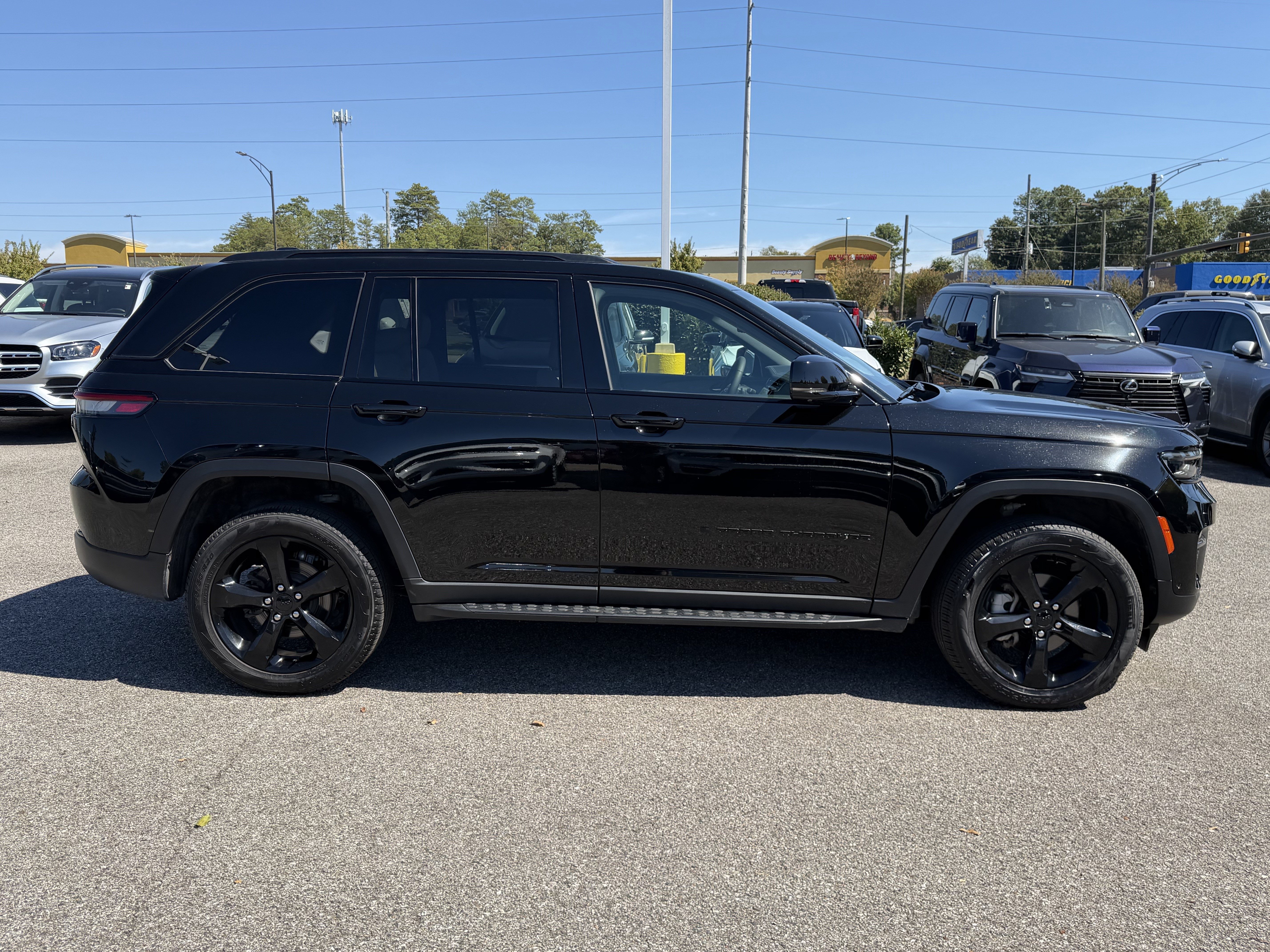 Used 2025 Jeep Grand Cherokee Limited w/ Luxury Tech Group II AWD/4WD image 11