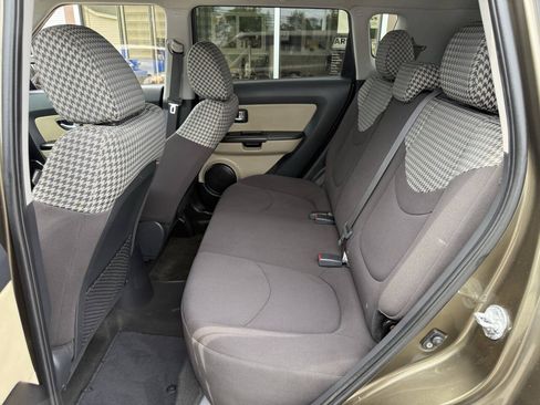 Used 2013 Kia Soul ! FWD image 12