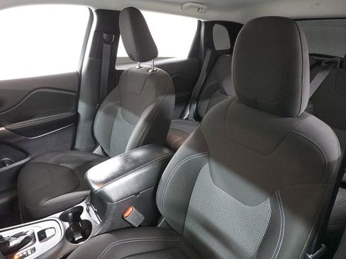 Used 2021 Jeep Cherokee Latitude image 12