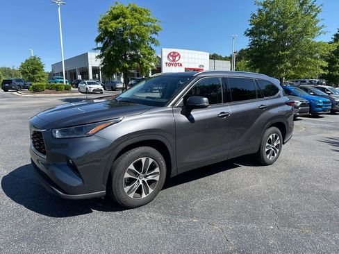 Used 2021 Toyota Highlander XLE FWD image 2