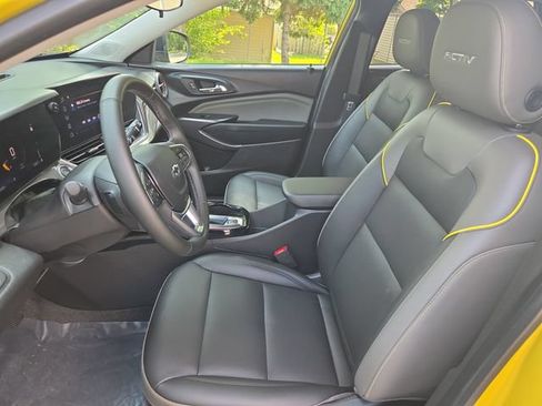 Used 2025 Chevrolet Trax ACTIV FWD image 11