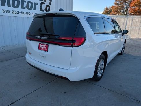 Used 2024 Chrysler Pacifica Touring-L image 23