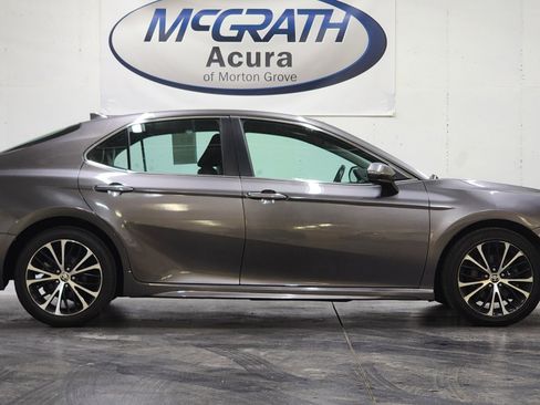 Used 2020 Toyota Camry SE FWD image 3