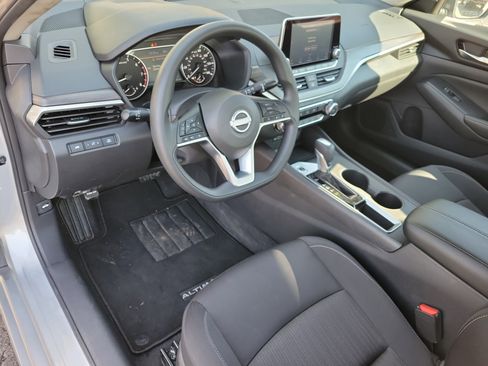 Used 2025 Nissan Altima 2.5 SV image 3