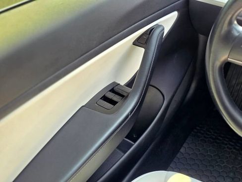 Used 2019 Tesla Model 3 RWD image 17