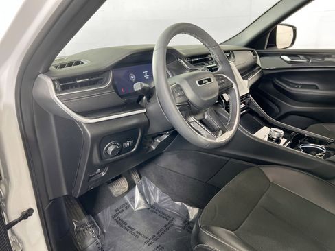 Used 2023 Jeep Grand Cherokee Altitude image 9