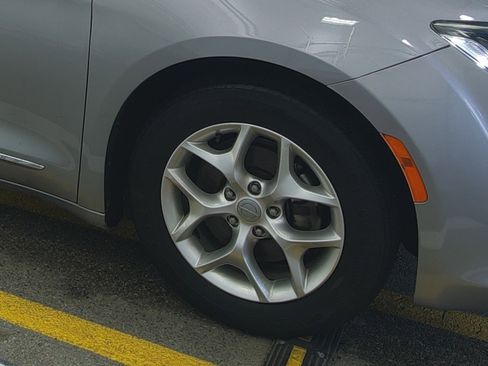 Used 2020 Chrysler Pacifica Limited image 8