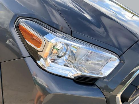 Used 2022 Toyota Tacoma SR5 AWD/4WD image 27