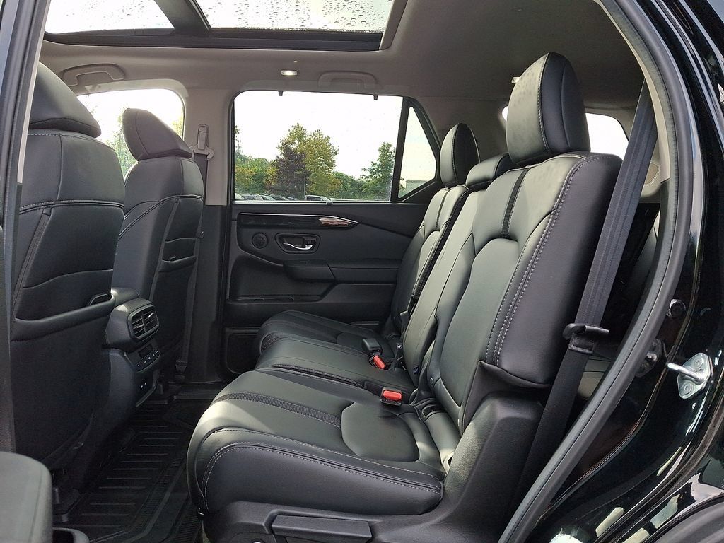 Used 2024 Honda Pilot Touring image 14