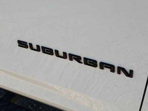 Used 2023 Chevrolet Suburban Z71 w/ Luxury Package image 8