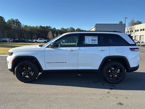 New 2025 Jeep Grand Cherokee Altitude image 3