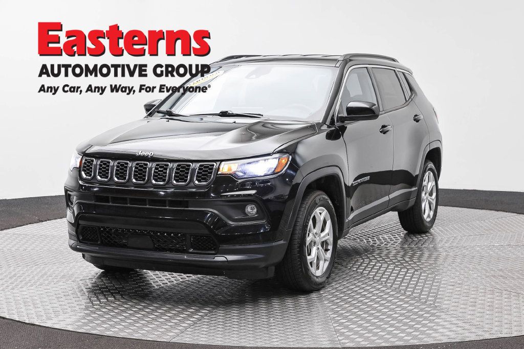 Used 2024 Jeep Compass Latitude AWD/4WD image 1