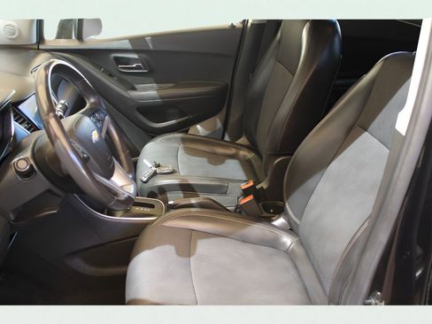 Used 2020 Chevrolet Trax LT w/ LT Convenience Package image 12