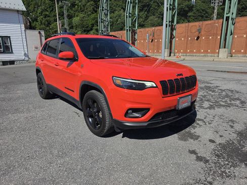 Used 2021 Jeep Cherokee Latitude Plus AWD/4WD image 2