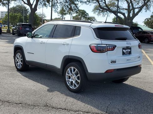 Used 2023 Jeep Compass Latitude image 3