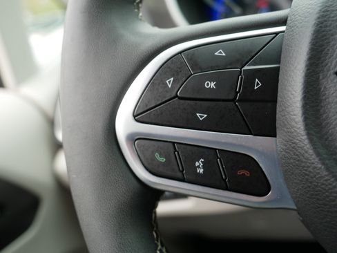 Used 2024 Chrysler Pacifica Touring-L FWD image 28