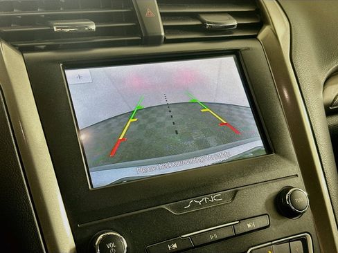 Used 2020 Ford Fusion SE FWD image 23