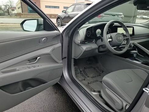 Certified 2025 Hyundai Elantra SEL image 11