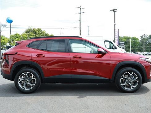 Used 2025 Chevrolet Trax LT FWD image 4