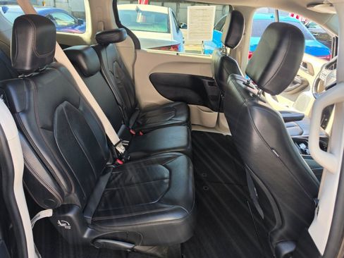 Used 2017 Chrysler Pacifica Touring-L FWD image 39