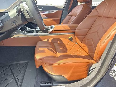 Used 2026 BMW 760i xDrive w/ Executive Package AWD/4WD image 17