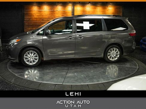 Used 2016 Toyota Sienna LE image 1