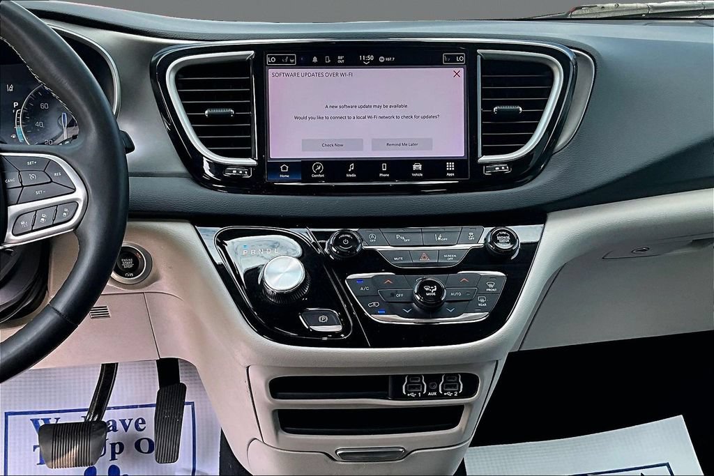 Used 2023 Chrysler Pacifica Touring-L FWD image 6