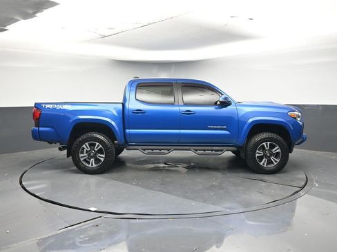 Used 2018 Toyota Tacoma TRD Sport image 6