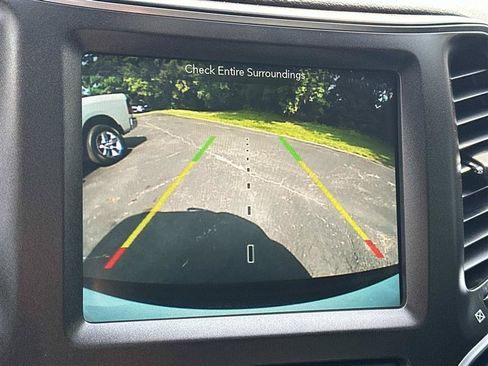 Used 2019 Jeep Cherokee Trailhawk AWD/4WD image 19