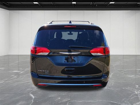 Used 2020 Chrysler Pacifica Touring-L image 4