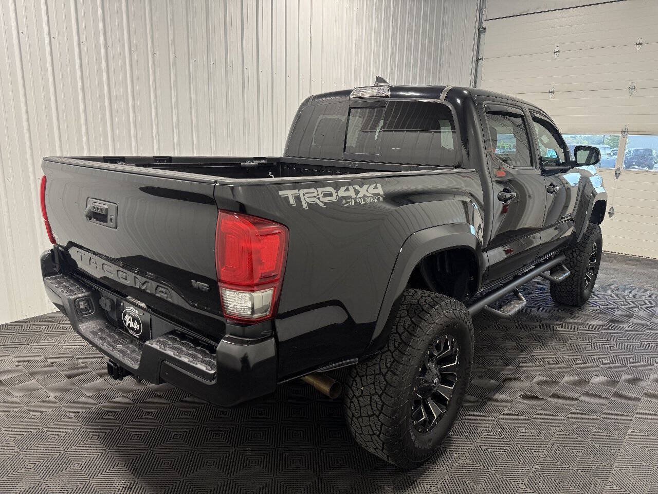 Used 2017 Toyota Tacoma TRD Sport w/ Tow Package AWD/4WD image 3