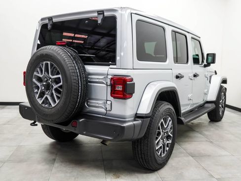Used 2024 Jeep Wrangler Unlimited Sahara w/ Technology Group AWD/4WD image 12