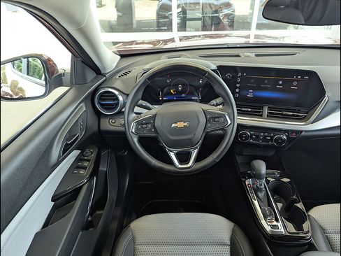 Used 2024 Chevrolet Trax LT w/ Driver Confidence Package FWD image 3