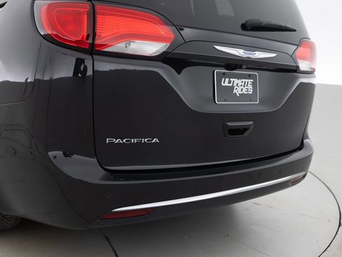 Used 2018 Chrysler Pacifica Touring-L w/ Tire & Wheel Group image 17