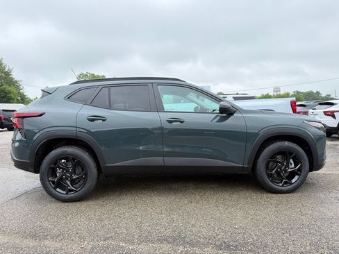 New 2026 Chevrolet Trax LT w/ Midnight Edition FWD image 8