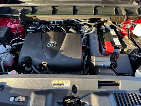 Used 2020 Toyota Highlander XLE image 11