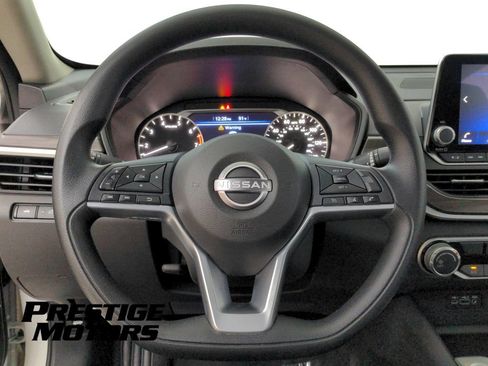 Used 2025 Nissan Altima 2.5 SV FWD image 16