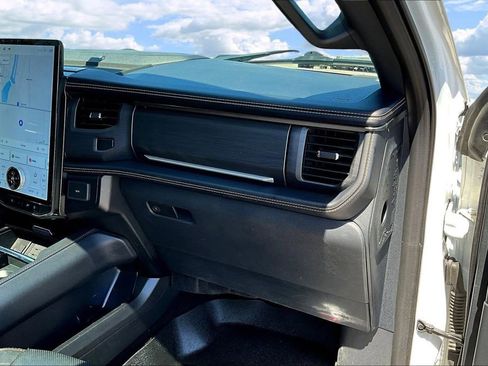 Used 2023 Ford Expedition Platinum image 29