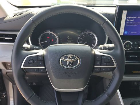 Used 2024 Toyota Highlander XLE FWD image 11