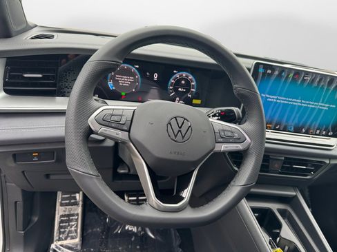 New 2025 Volkswagen Tiguan SE R-Line image 9