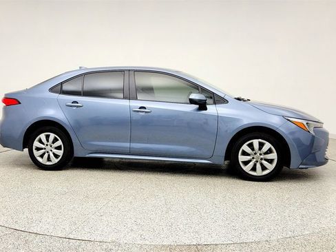 Used 2025 Toyota Corolla LE FWD image 4