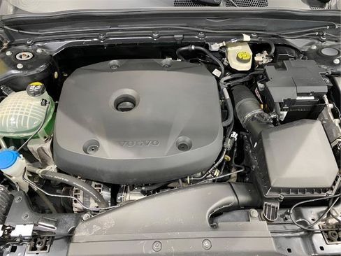 Used 2022 Volvo XC40 T5 Momentum AWD/4WD image 21