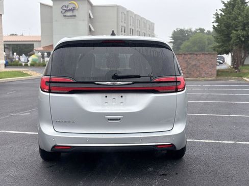 Used 2023 Chrysler Pacifica Touring-L FWD image 14