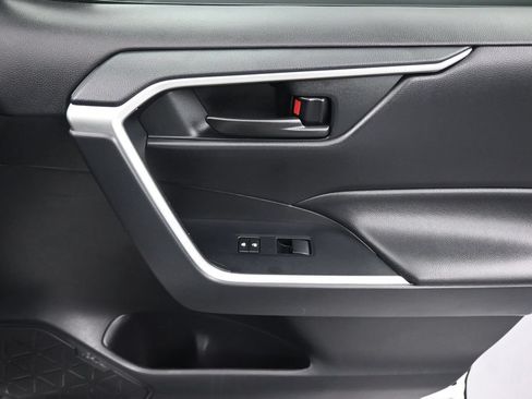 Used 2019 Toyota RAV4 LE FWD image 37
