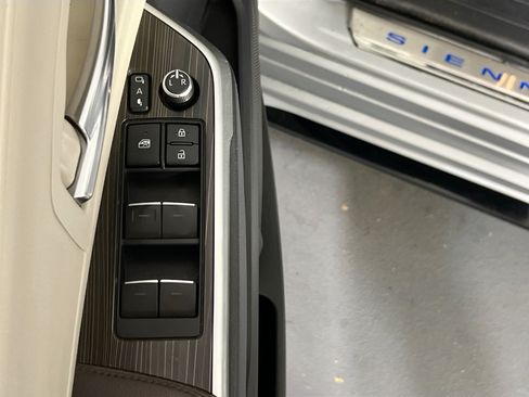 Used 2021 Toyota Sienna Platinum AWD/4WD image 18