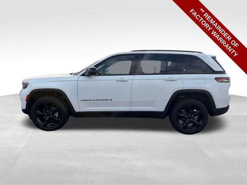 Used 2024 Jeep Grand Cherokee Altitude AWD/4WD image 2