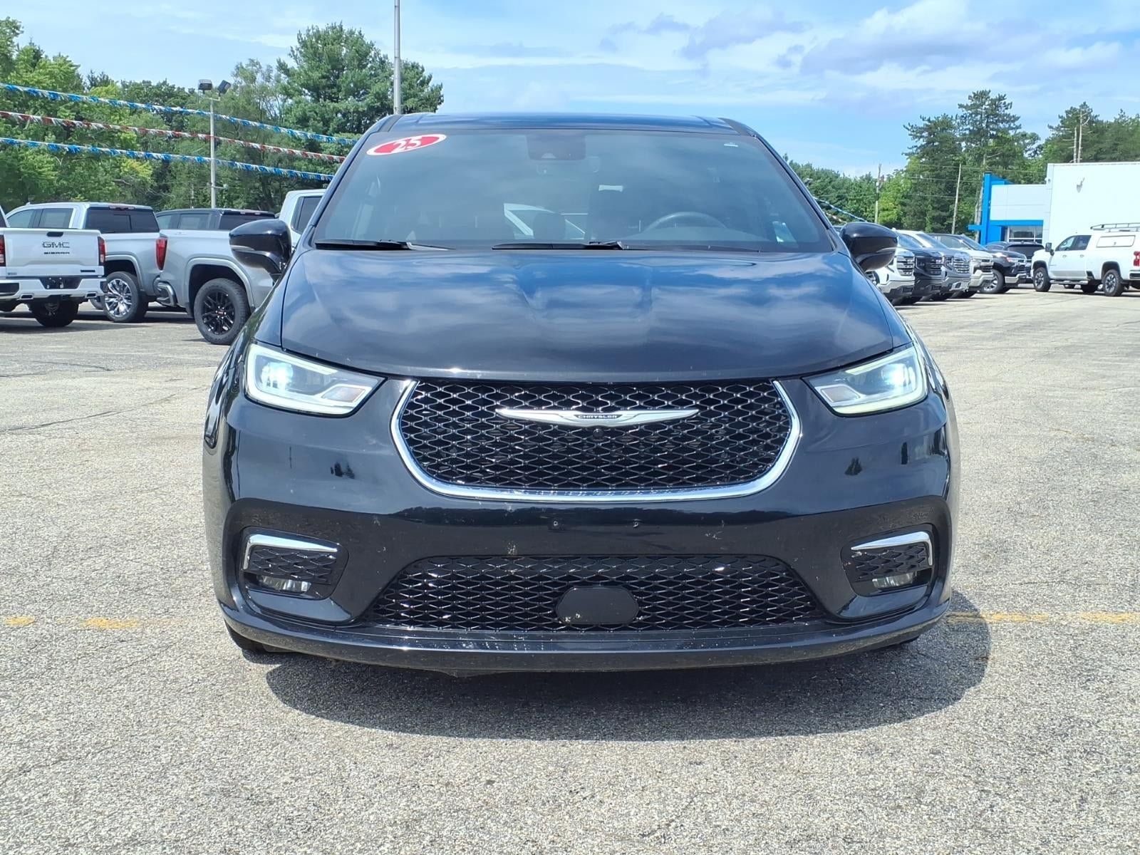 Used 2025 Chrysler Pacifica Select FWD image 2